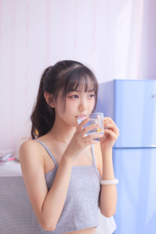 美女裸胸